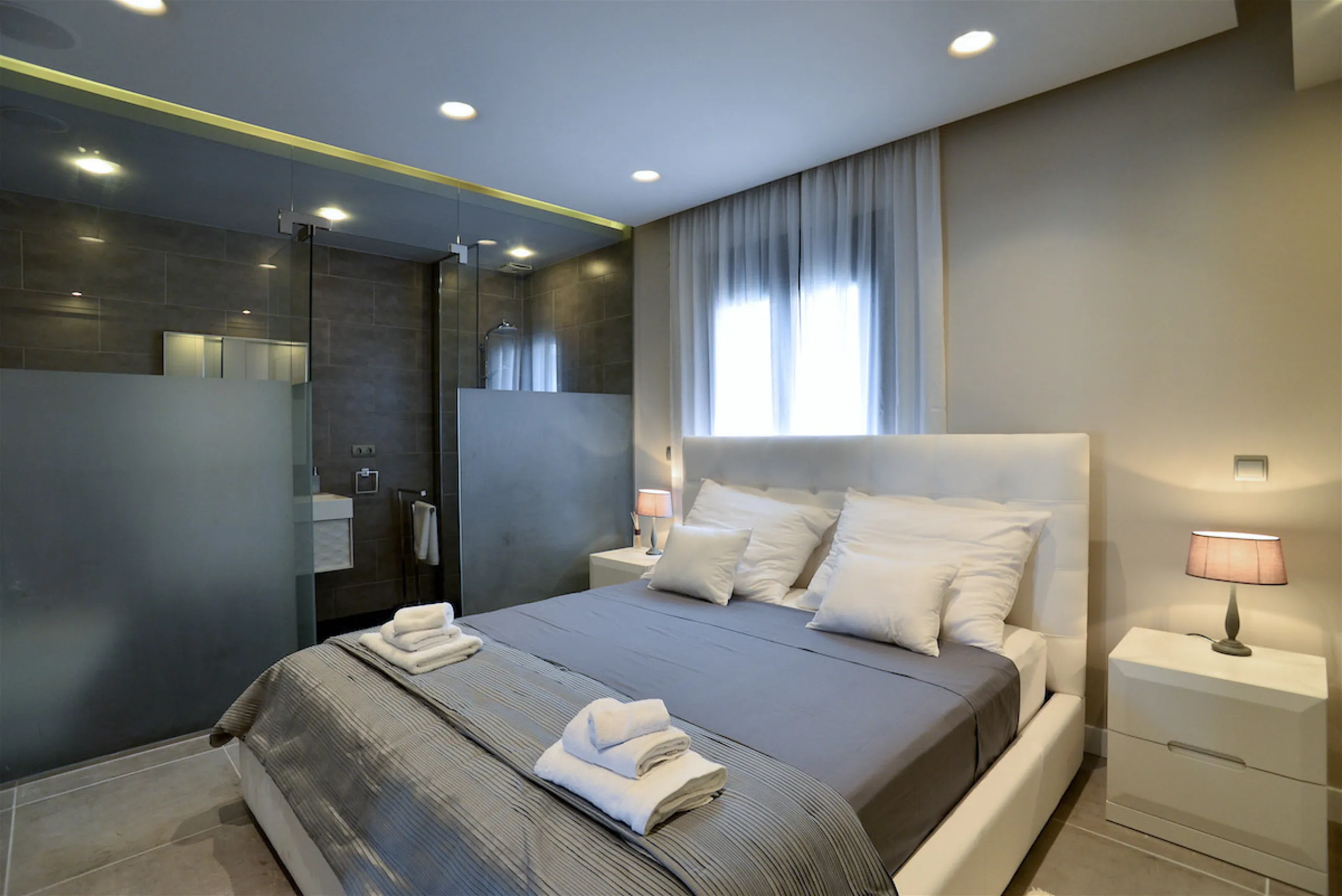 This is a simply beautiful apartment in the fashionable Marina of Puerto Banus with views over the harbour. Completely reformed to a very high standard, it comprises 2 spacious bedrooms, the Master having an ensuite bathroom and another guest bathroom, a 