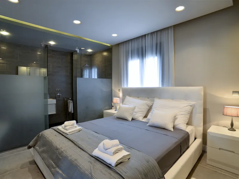 This is a simply beautiful apartment in the fashionable Marina of Puerto Banus with views over the harbour. Completely reformed to a very high standard, it comprises 2 spacious bedrooms, the Master having an ensuite bathroom and another guest bathroom, a 