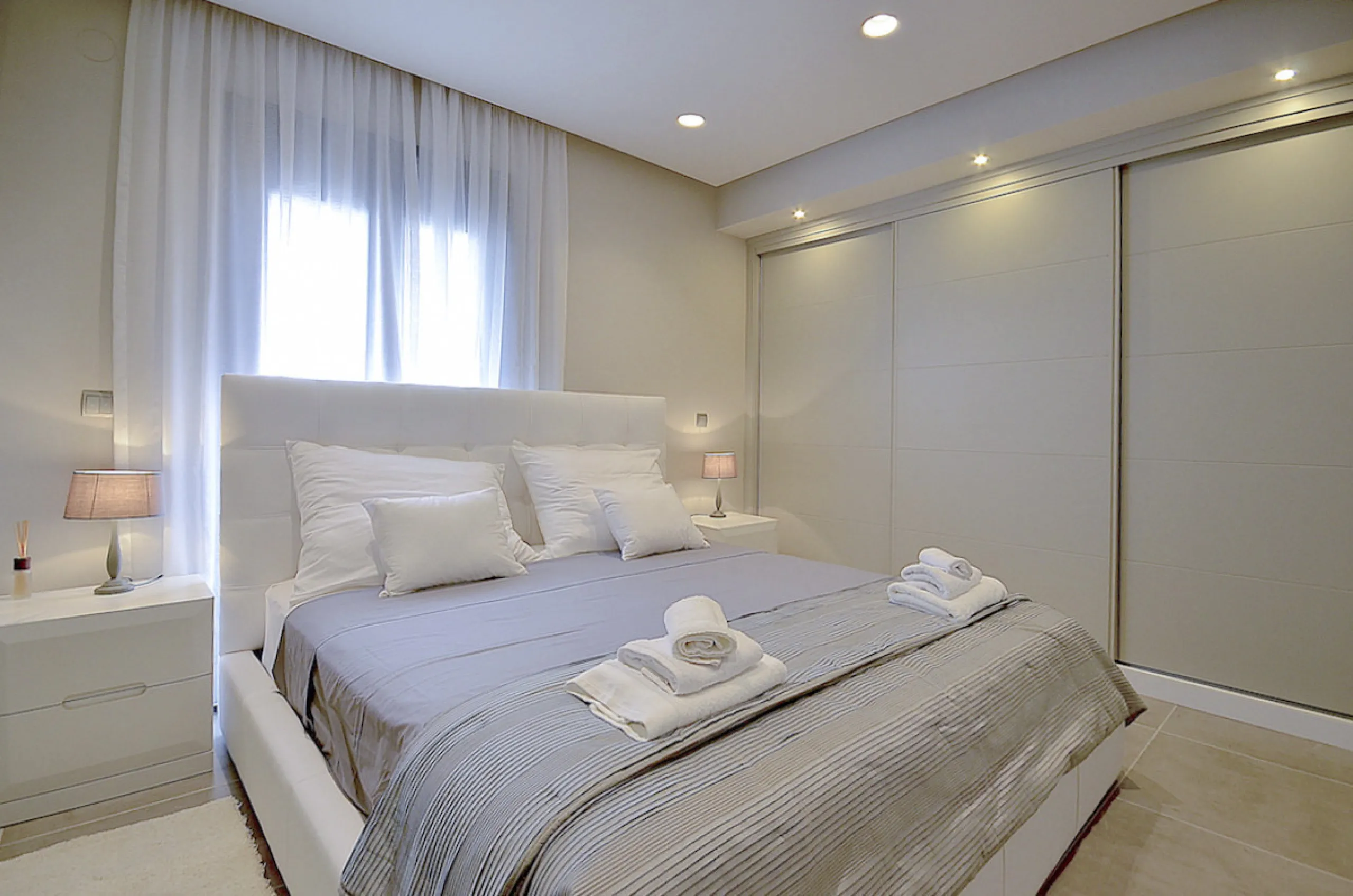 This is a simply beautiful apartment in the fashionable Marina of Puerto Banus with views over the harbour. Completely reformed to a very high standard, it comprises 2 spacious bedrooms, the Master having an ensuite bathroom and another guest bathroom, a 