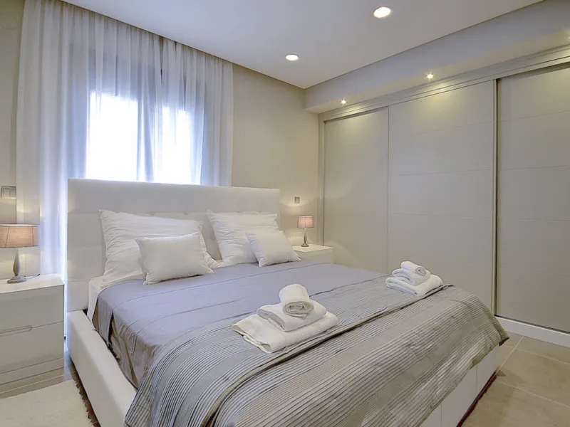 This is a simply beautiful apartment in the fashionable Marina of Puerto Banus with views over the harbour. Completely reformed to a very high standard, it comprises 2 spacious bedrooms, the Master having an ensuite bathroom and another guest bathroom, a 