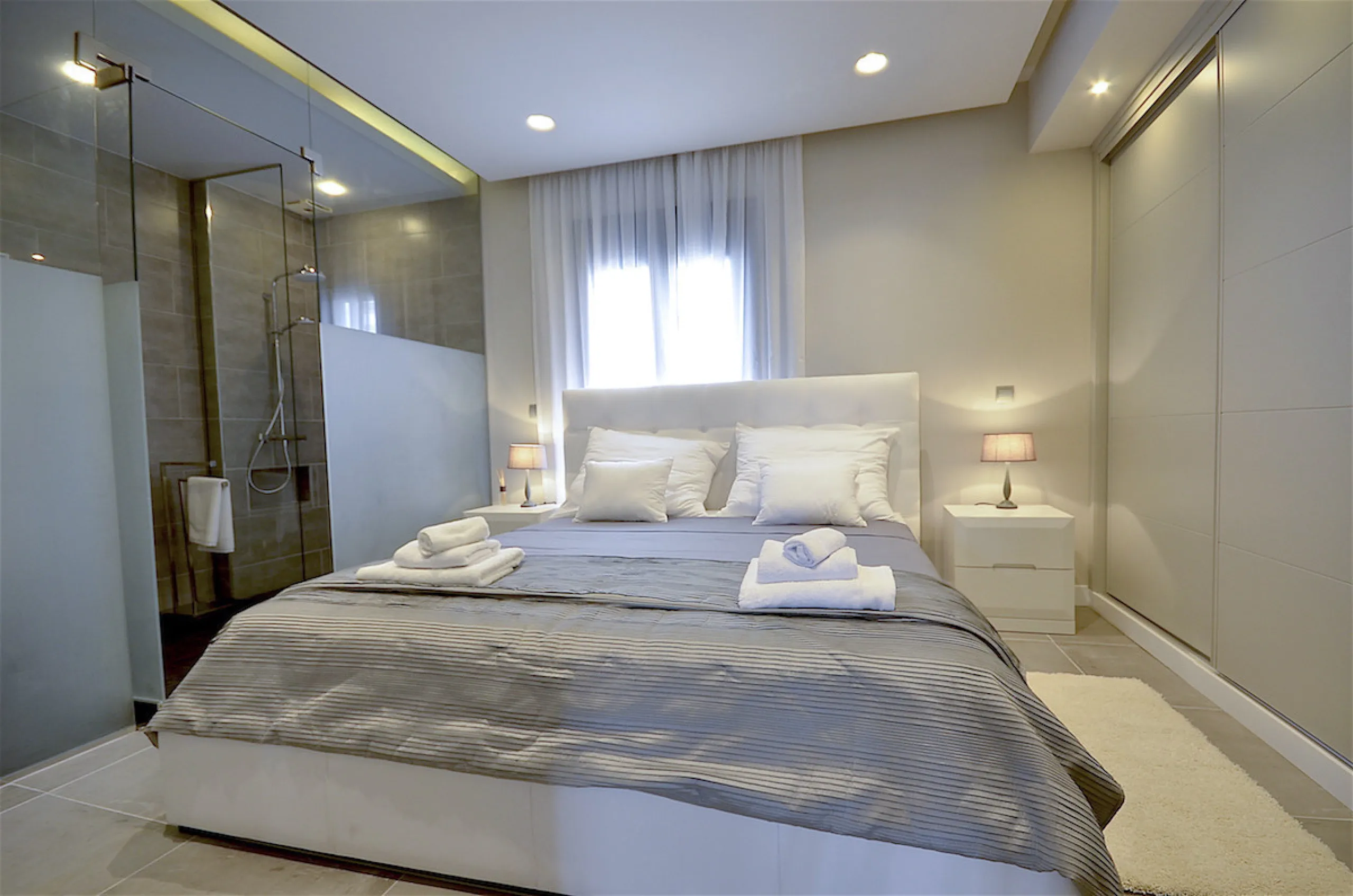 This is a simply beautiful apartment in the fashionable Marina of Puerto Banus with views over the harbour. Completely reformed to a very high standard, it comprises 2 spacious bedrooms, the Master having an ensuite bathroom and another guest bathroom, a 