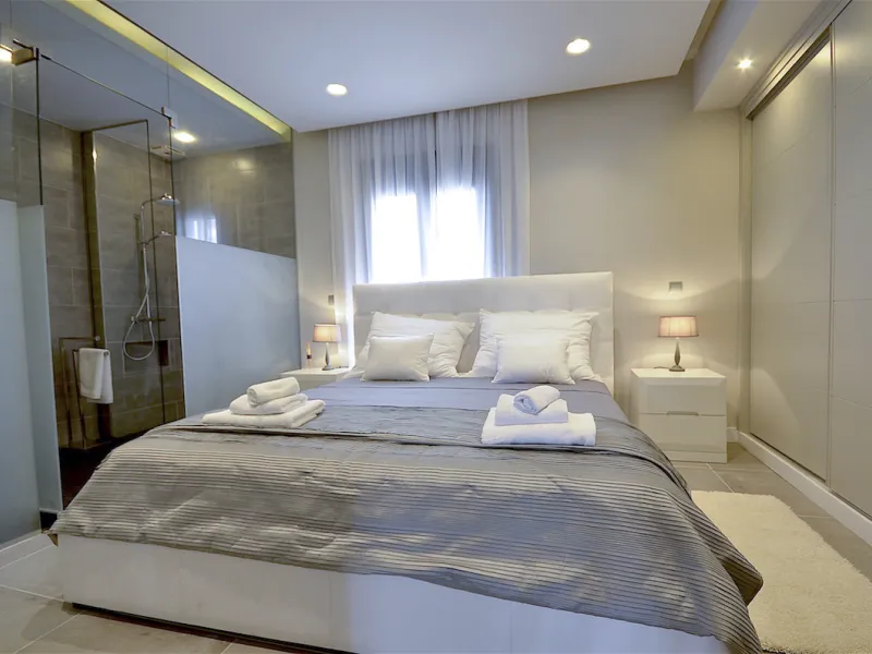 This is a simply beautiful apartment in the fashionable Marina of Puerto Banus with views over the harbour. Completely reformed to a very high standard, it comprises 2 spacious bedrooms, the Master having an ensuite bathroom and another guest bathroom, a 