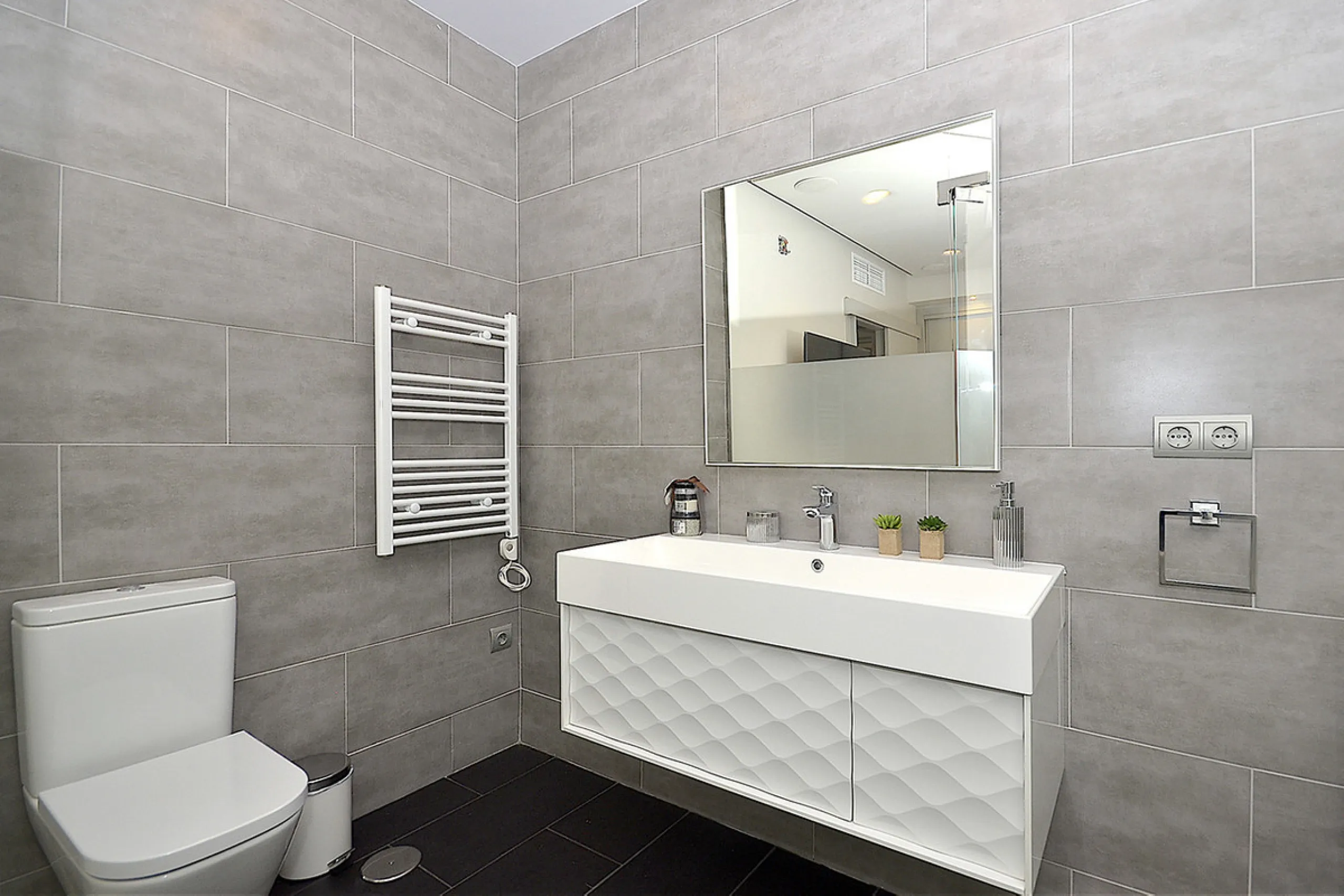 This is a simply beautiful apartment in the fashionable Marina of Puerto Banus with views over the harbour. Completely reformed to a very high standard, it comprises 2 spacious bedrooms, the Master having an ensuite bathroom and another guest bathroom, a 