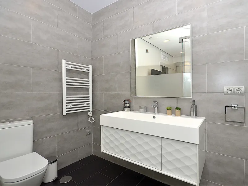 This is a simply beautiful apartment in the fashionable Marina of Puerto Banus with views over the harbour. Completely reformed to a very high standard, it comprises 2 spacious bedrooms, the Master having an ensuite bathroom and another guest bathroom, a 