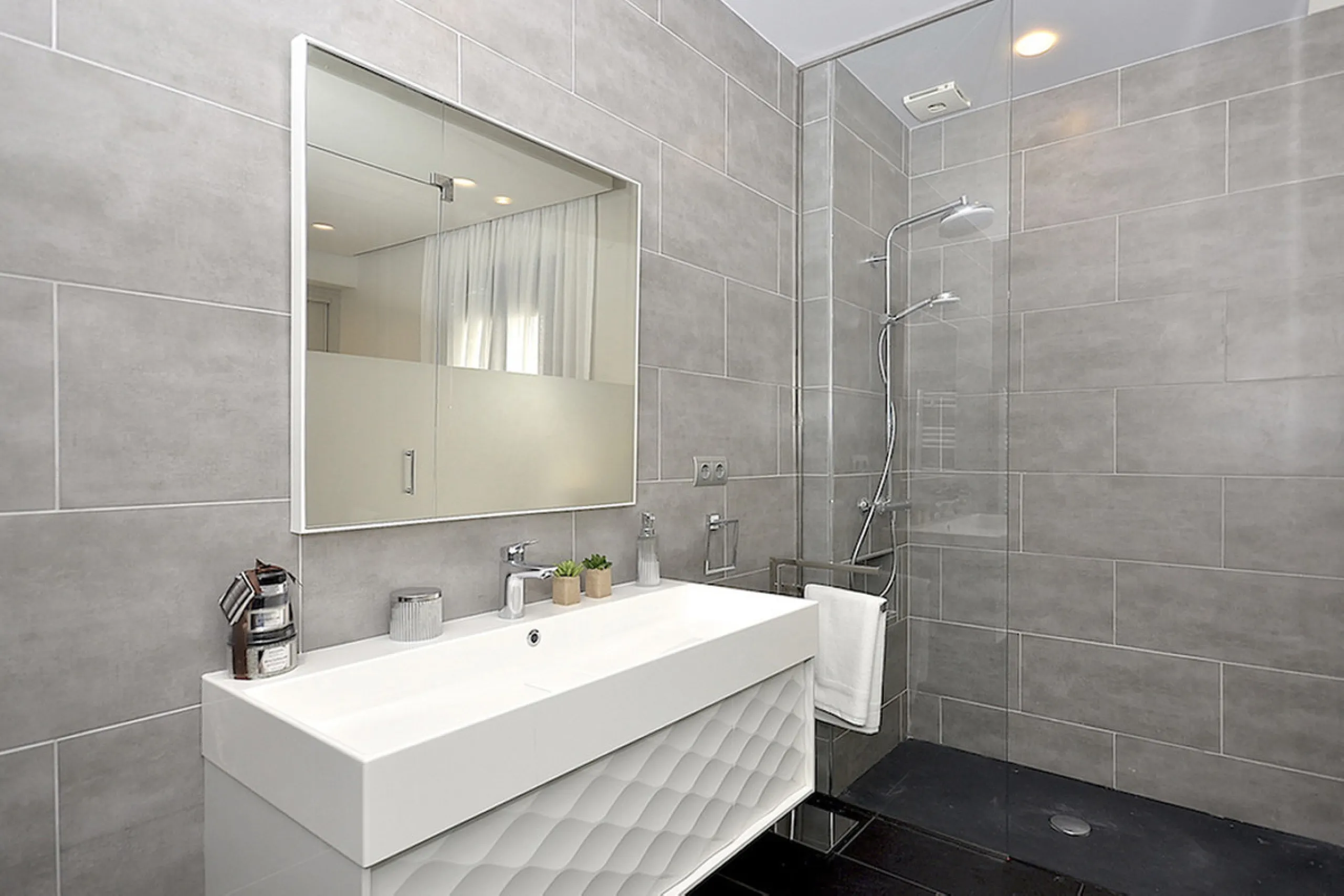 This is a simply beautiful apartment in the fashionable Marina of Puerto Banus with views over the harbour. Completely reformed to a very high standard, it comprises 2 spacious bedrooms, the Master having an ensuite bathroom and another guest bathroom, a 