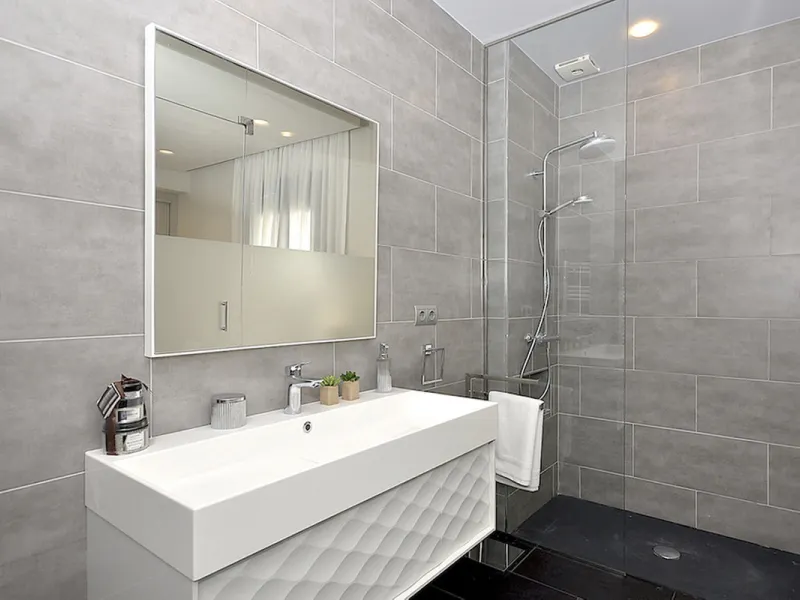 This is a simply beautiful apartment in the fashionable Marina of Puerto Banus with views over the harbour. Completely reformed to a very high standard, it comprises 2 spacious bedrooms, the Master having an ensuite bathroom and another guest bathroom, a 