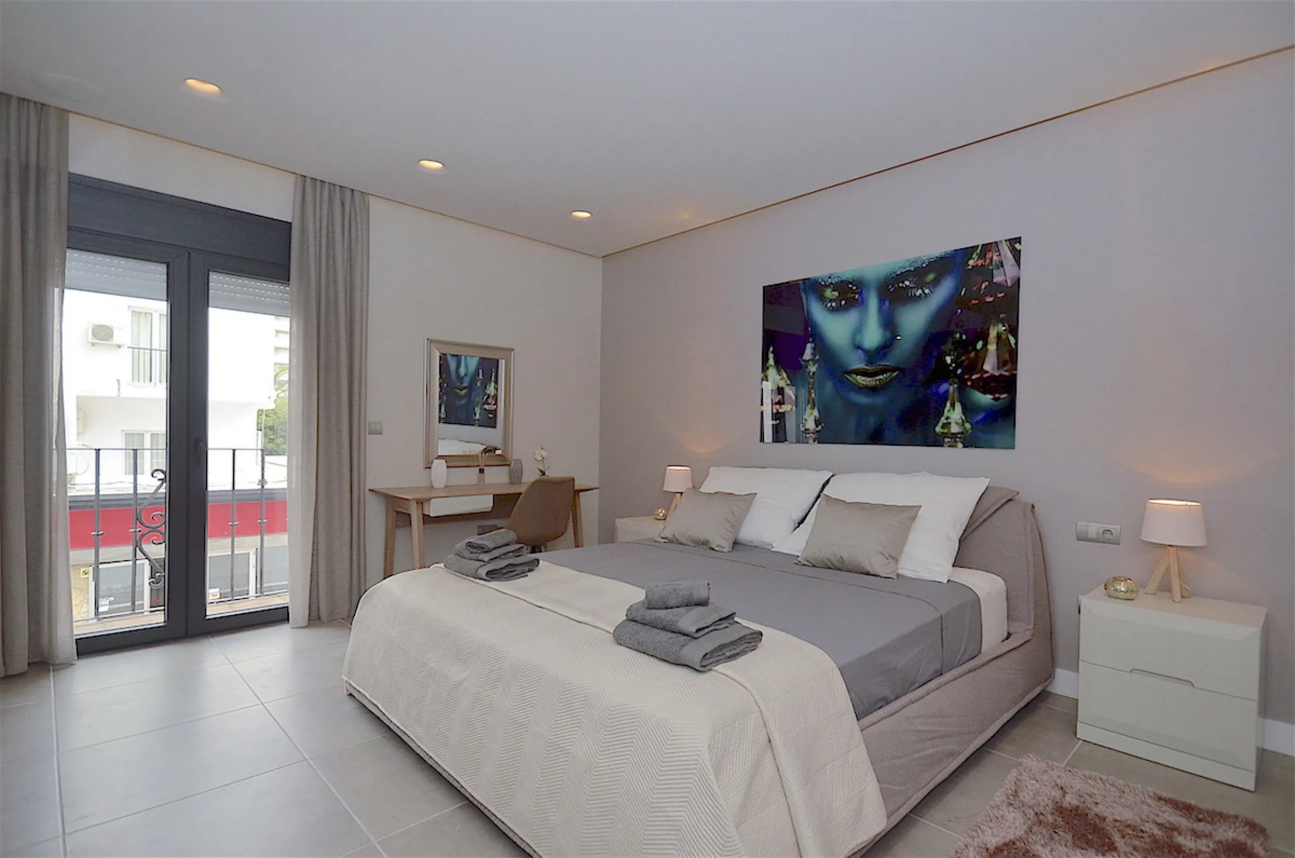 This is a simply beautiful apartment in the fashionable Marina of Puerto Banus with views over the harbour. Completely reformed to a very high standard, it comprises 2 spacious bedrooms, the Master having an ensuite bathroom and another guest bathroom, a 
