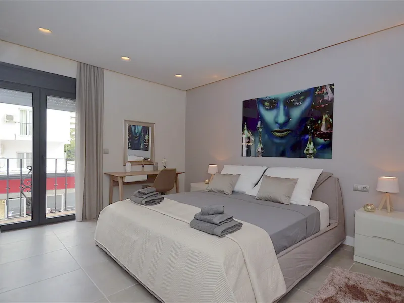 This is a simply beautiful apartment in the fashionable Marina of Puerto Banus with views over the harbour. Completely reformed to a very high standard, it comprises 2 spacious bedrooms, the Master having an ensuite bathroom and another guest bathroom, a 