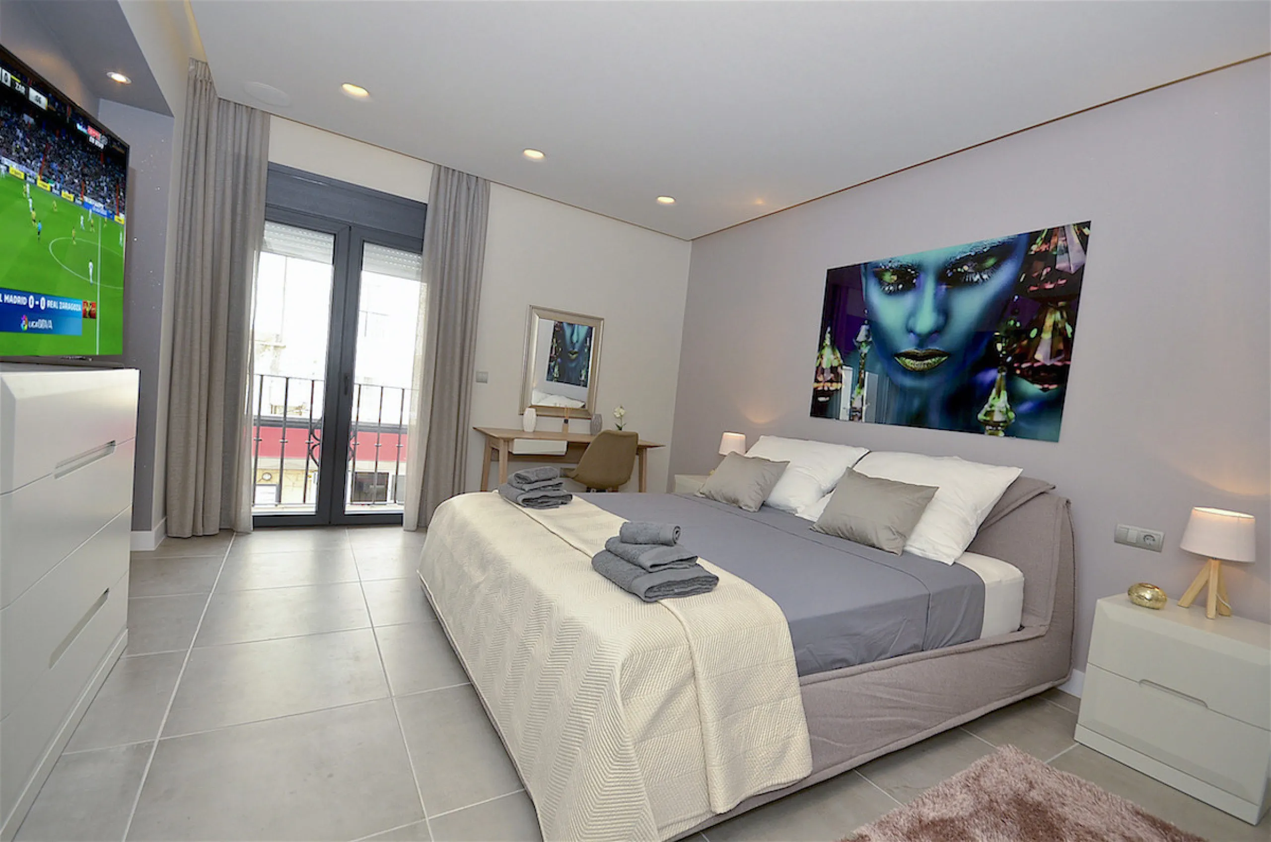 This is a simply beautiful apartment in the fashionable Marina of Puerto Banus with views over the harbour. Completely reformed to a very high standard, it comprises 2 spacious bedrooms, the Master having an ensuite bathroom and another guest bathroom, a 