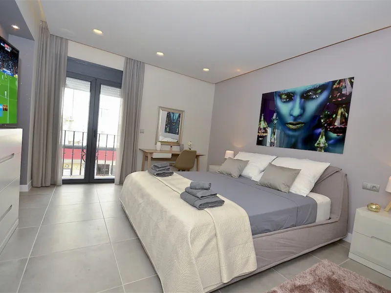 This is a simply beautiful apartment in the fashionable Marina of Puerto Banus with views over the harbour. Completely reformed to a very high standard, it comprises 2 spacious bedrooms, the Master having an ensuite bathroom and another guest bathroom, a 