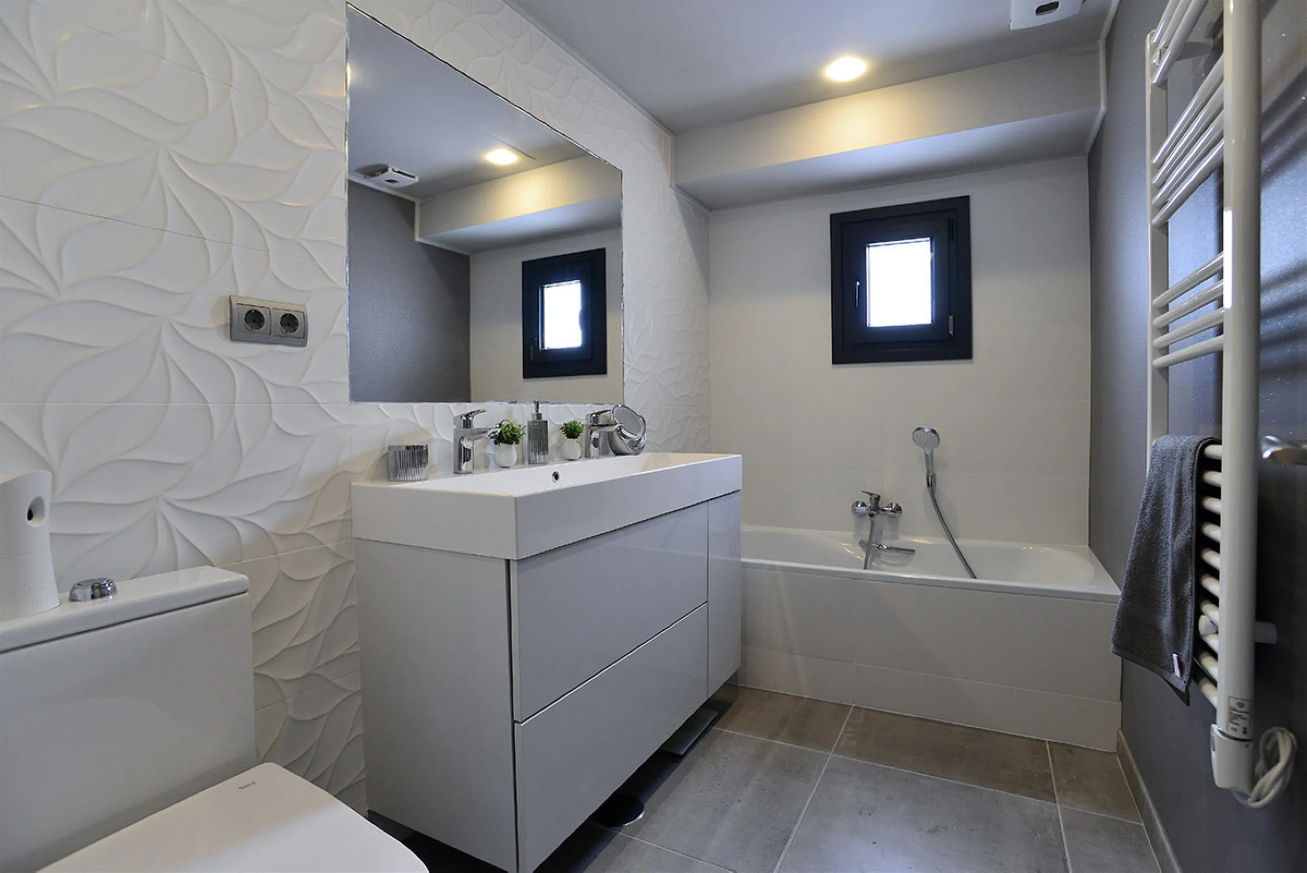 This is a simply beautiful apartment in the fashionable Marina of Puerto Banus with views over the harbour. Completely reformed to a very high standard, it comprises 2 spacious bedrooms, the Master having an ensuite bathroom and another guest bathroom, a 