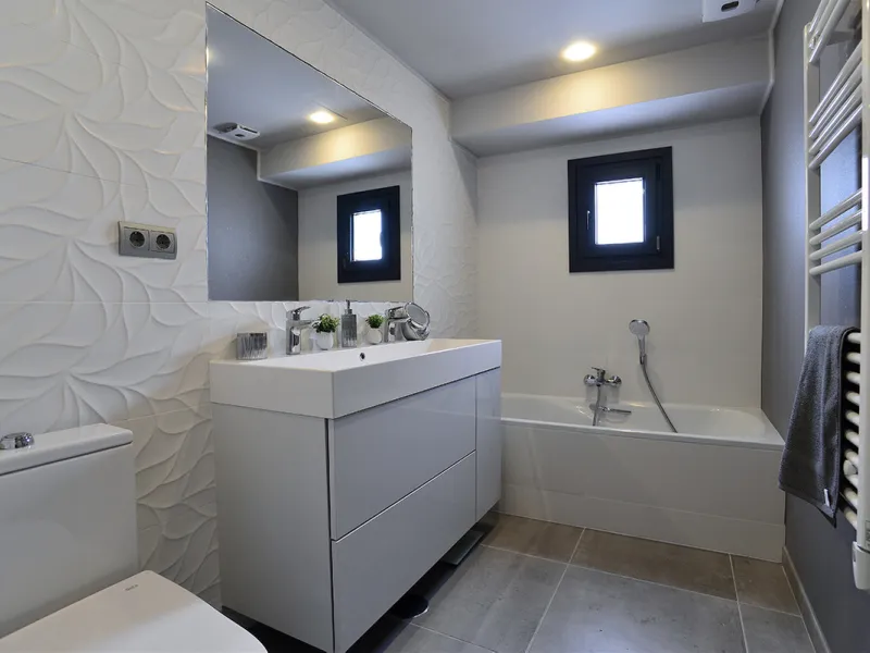 This is a simply beautiful apartment in the fashionable Marina of Puerto Banus with views over the harbour. Completely reformed to a very high standard, it comprises 2 spacious bedrooms, the Master having an ensuite bathroom and another guest bathroom, a 