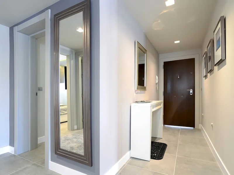 This is a simply beautiful apartment in the fashionable Marina of Puerto Banus with views over the harbour. Completely reformed to a very high standard, it comprises 2 spacious bedrooms, the Master having an ensuite bathroom and another guest bathroom, a 