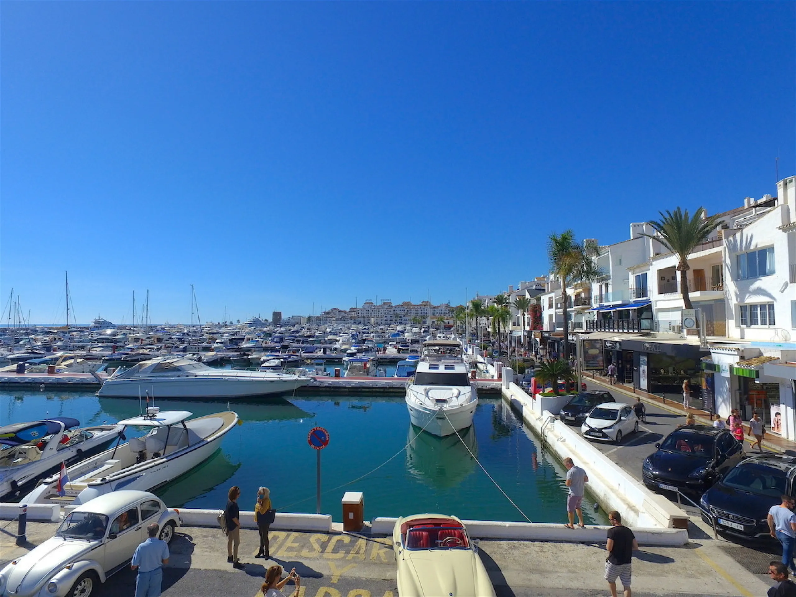 This is a simply beautiful apartment in the fashionable Marina of Puerto Banus with views over the harbour. Completely reformed to a very high standard, it comprises 2 spacious bedrooms, the Master having an ensuite bathroom and another guest bathroom, a 
