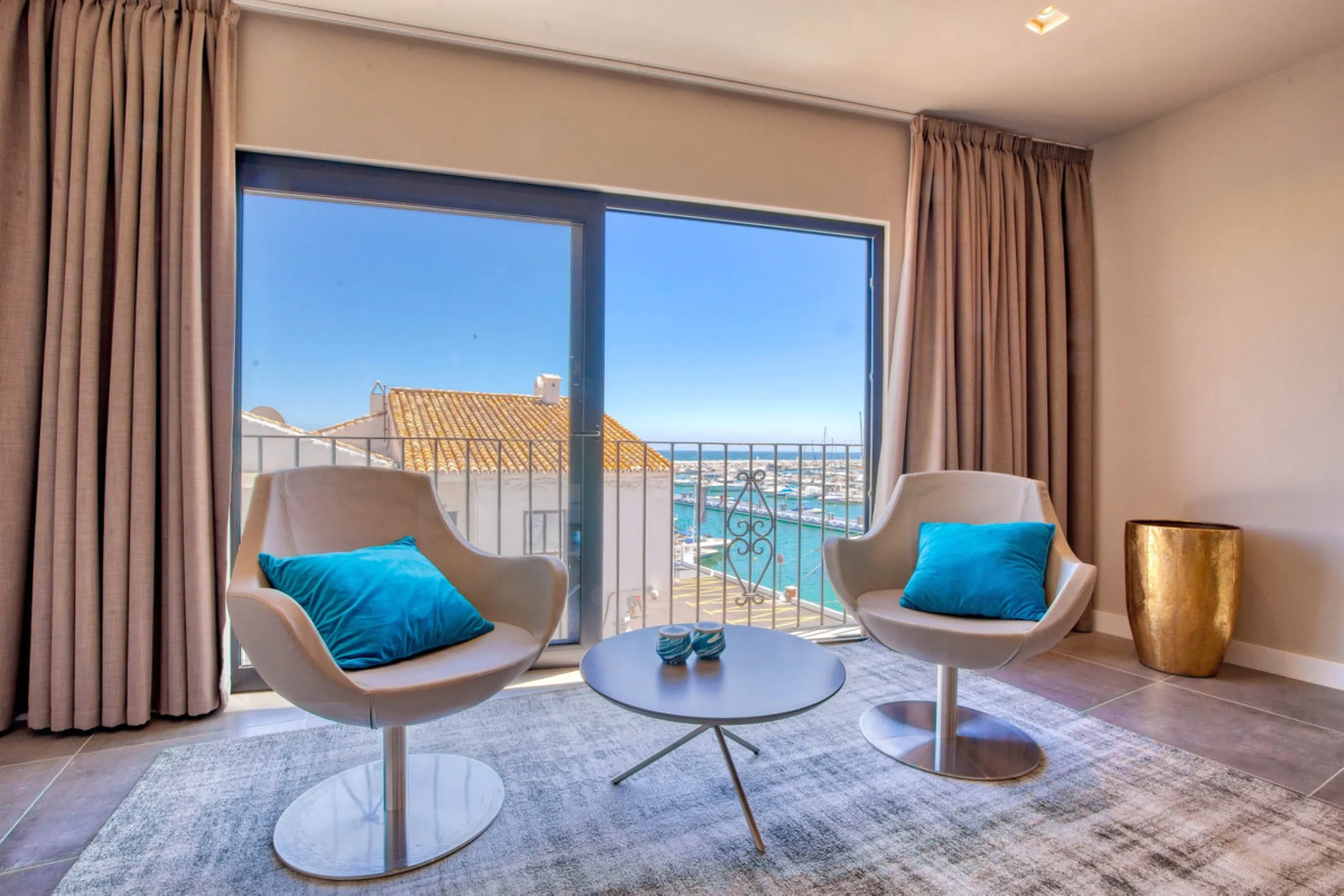 This is a simply beautiful apartment in the fashionable Marina of Puerto Banus with views over the harbour. Completely reformed to a very high standard, it comprises 2 spacious bedrooms, the Master having an ensuite bathroom and another guest bathroom, a 