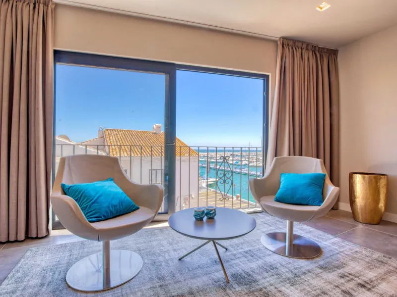 This is a simply beautiful apartment in the fashionable Marina of Puerto Banus with views over the harbour. Completely reformed to a very high standard, it comprises 2 spacious bedrooms, the Master having an ensuite bathroom and another guest bathroom, a 