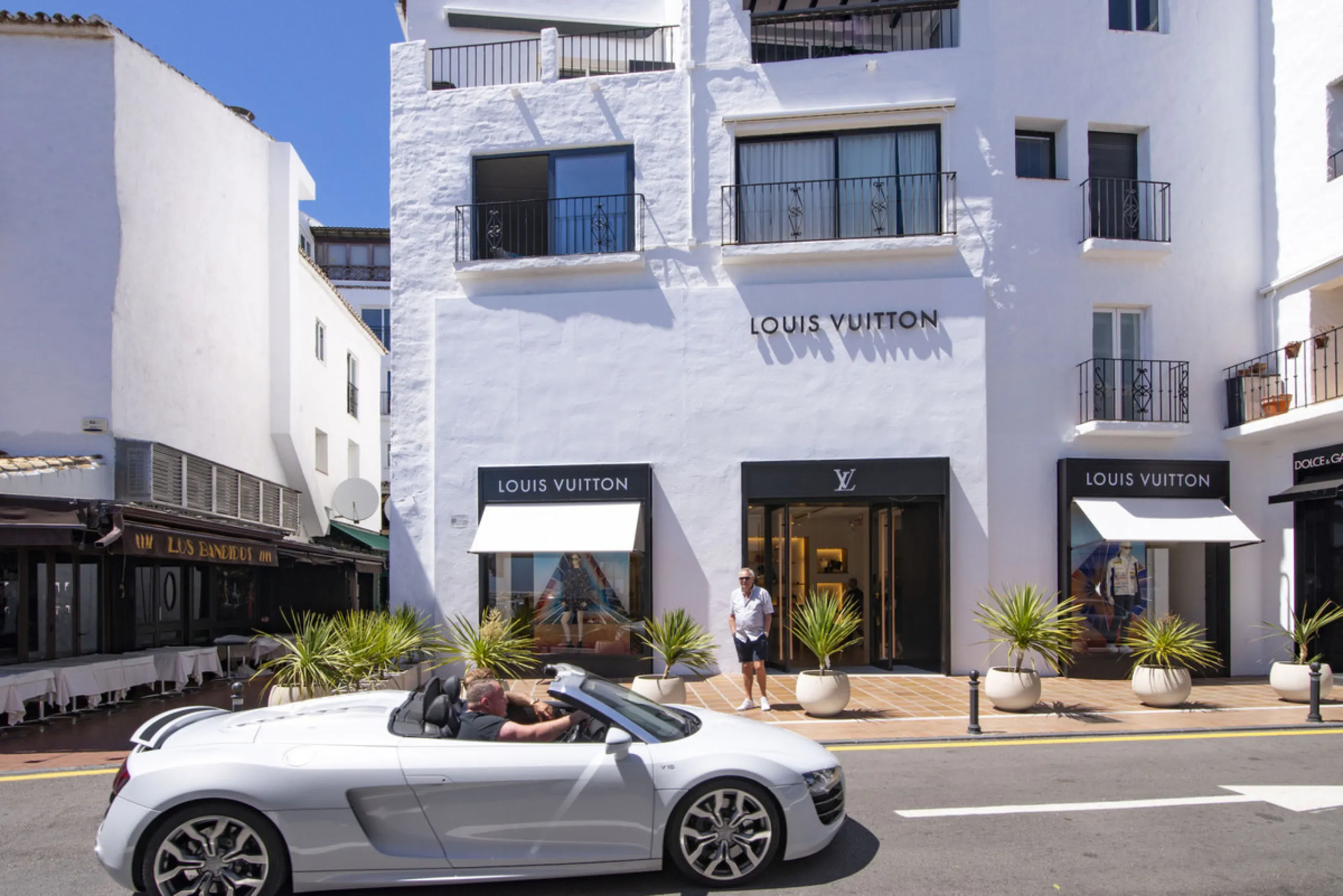 This is a simply beautiful apartment in the fashionable Marina of Puerto Banus with views over the harbour. Completely reformed to a very high standard, it comprises 2 spacious bedrooms, the Master having an ensuite bathroom and another guest bathroom, a 