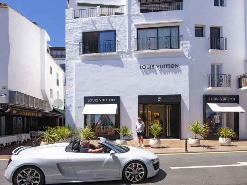 This is a simply beautiful apartment in the fashionable Marina of Puerto Banus with views over the harbour. Completely reformed to a very high standard, it comprises 2 spacious bedrooms, the Master having an ensuite bathroom and another guest bathroom, a 