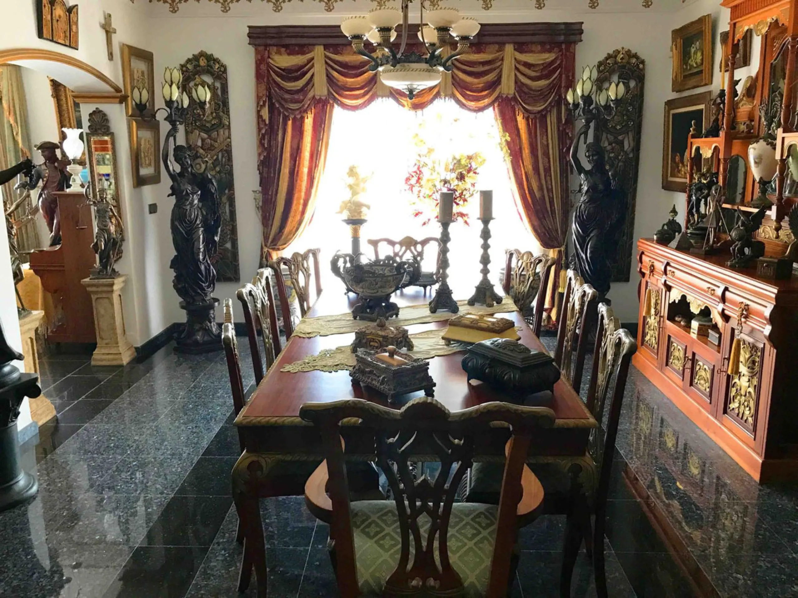 House - Detached Villa в продаже в Mijas, Málaga. В доме 4 спален и 4 ванных комнат. Площадь дома 381 м². Площадь участка 2000 м²