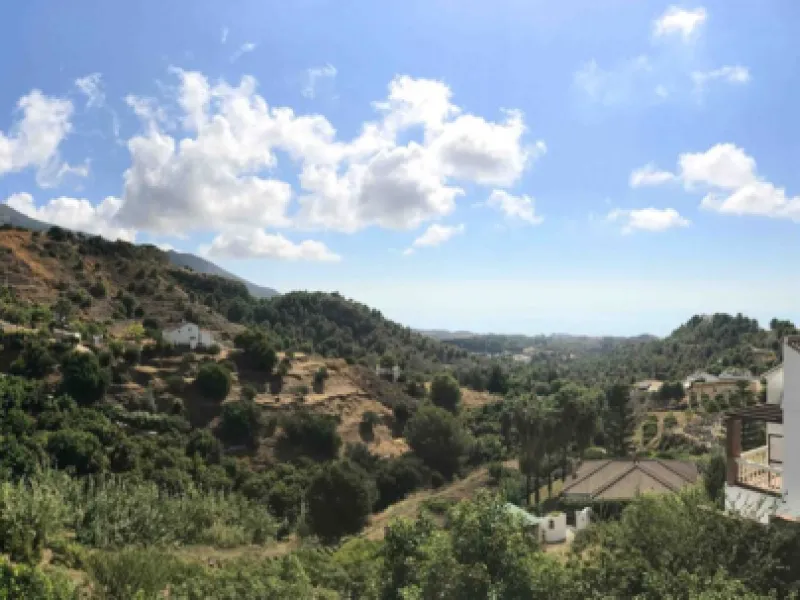 House - Detached Villa в продаже в Mijas, Málaga. В доме 4 спален и 4 ванных комнат. Площадь дома 381 м². Площадь участка 2000 м²
