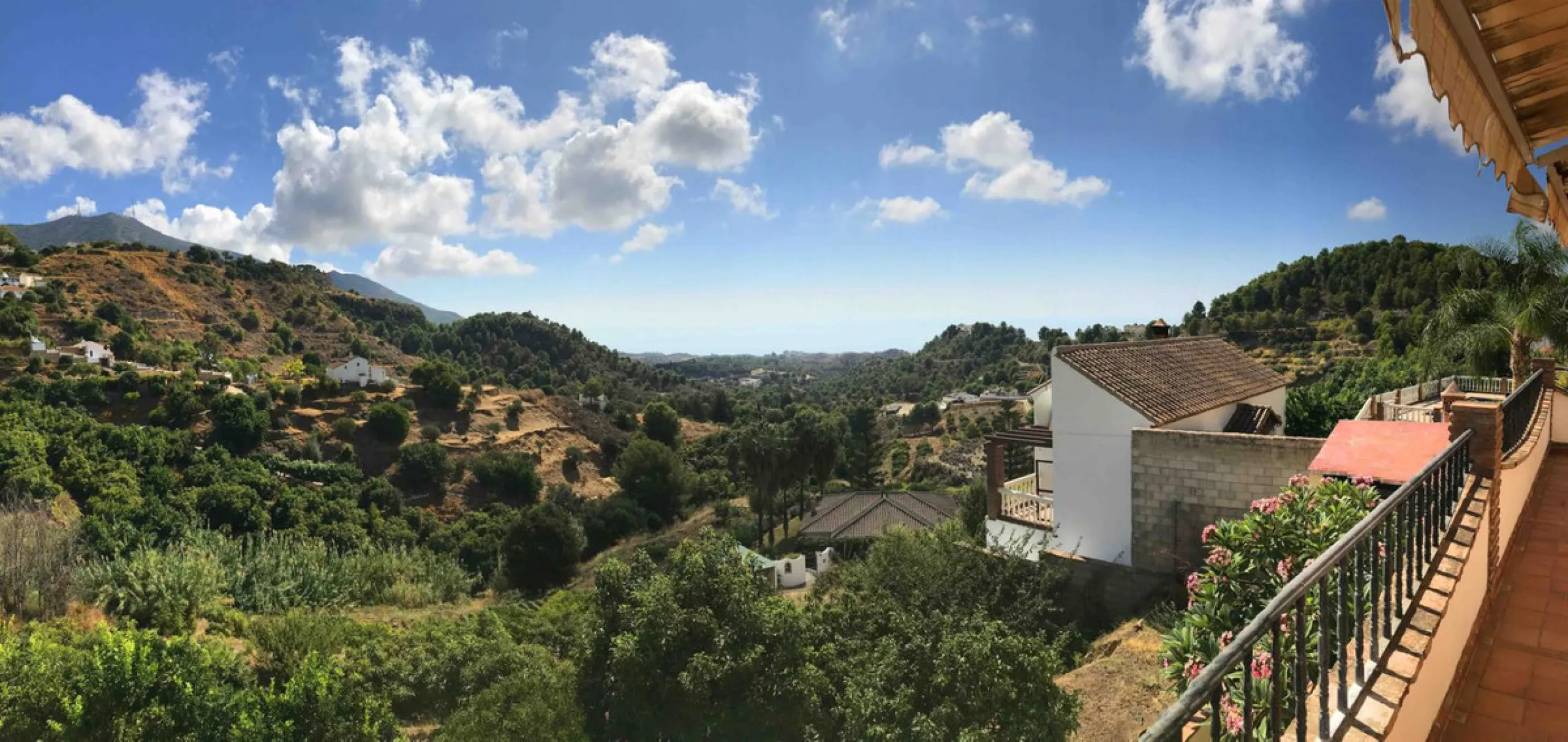 House - Detached Villa в продаже в Mijas, Málaga. В доме 4 спален и 4 ванных комнат. Площадь дома 381 м². Площадь участка 2000 м²