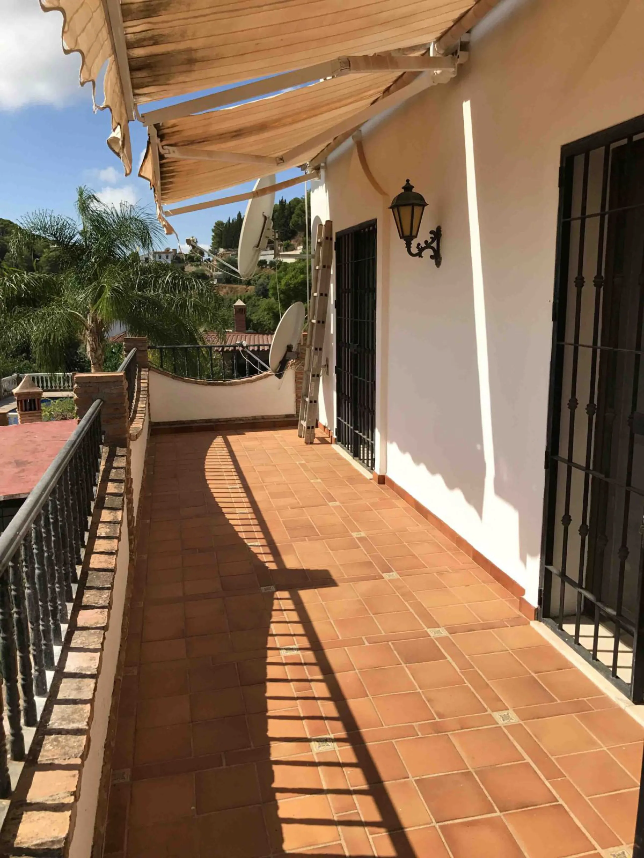 House - Detached Villa в продаже в Mijas, Málaga. В доме 4 спален и 4 ванных комнат. Площадь дома 381 м². Площадь участка 2000 м²