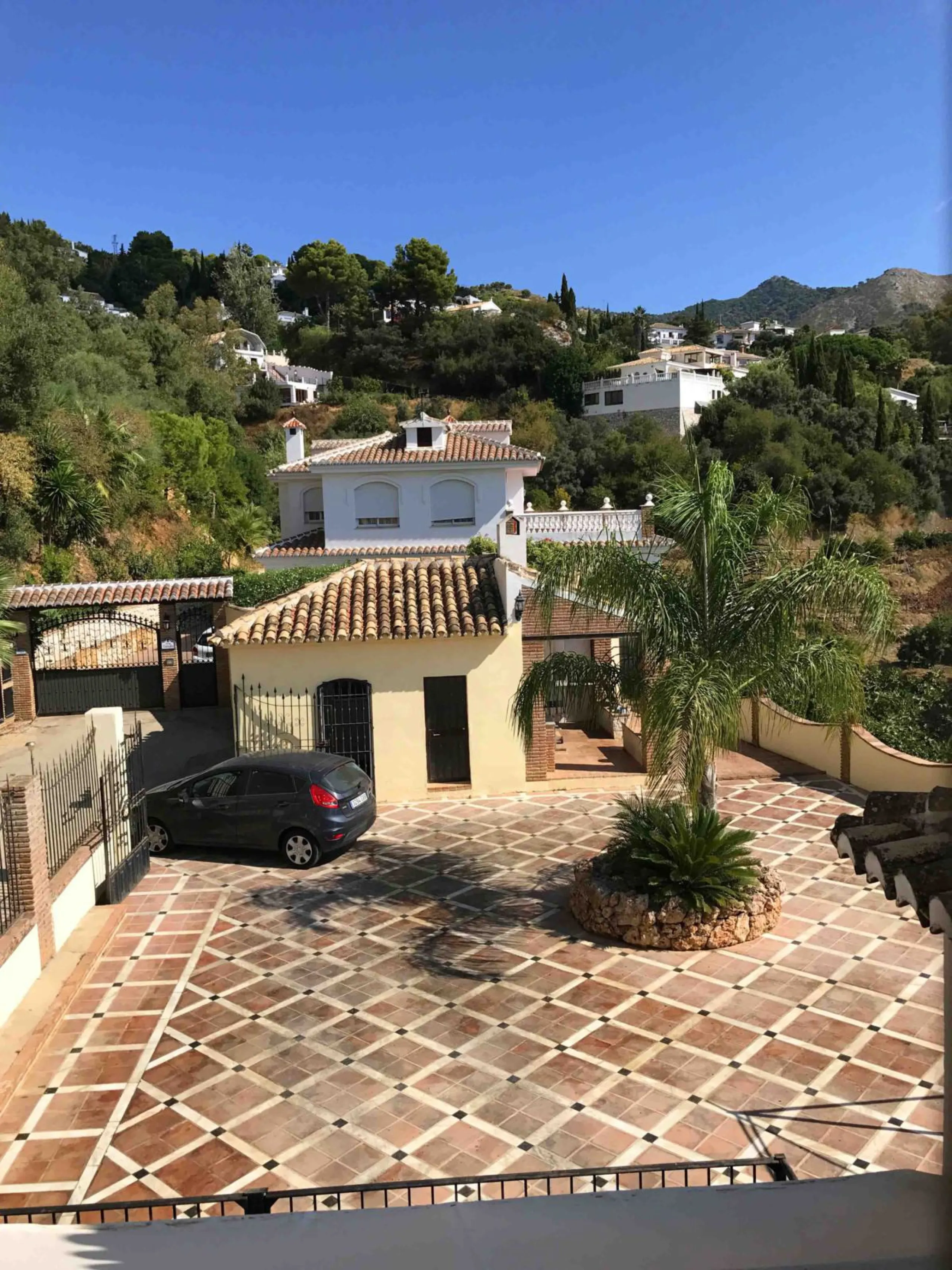 House - Detached Villa в продаже в Mijas, Málaga. В доме 4 спален и 4 ванных комнат. Площадь дома 381 м². Площадь участка 2000 м²