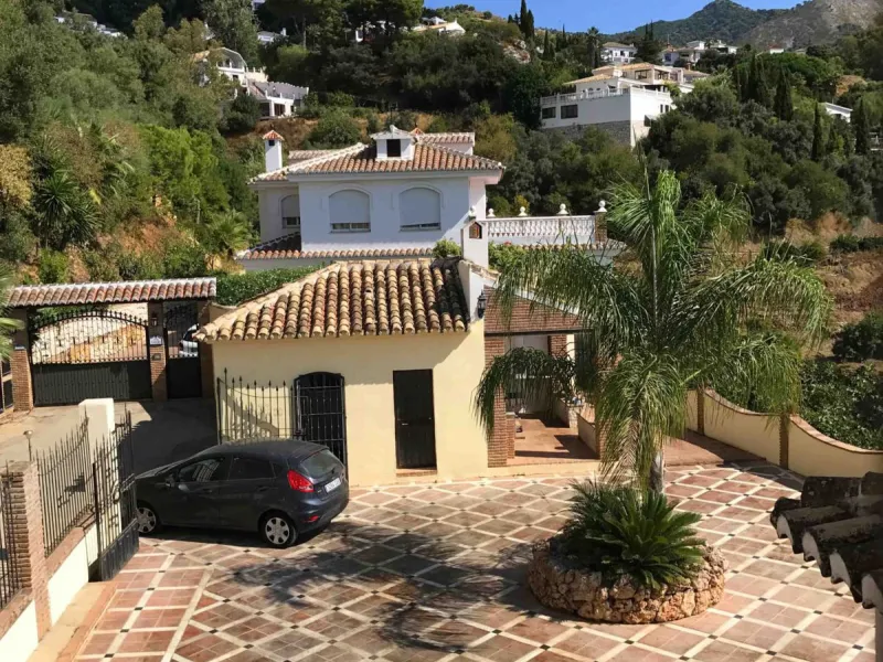 House - Detached Villa в продаже в Mijas, Málaga. В доме 4 спален и 4 ванных комнат. Площадь дома 381 м². Площадь участка 2000 м²