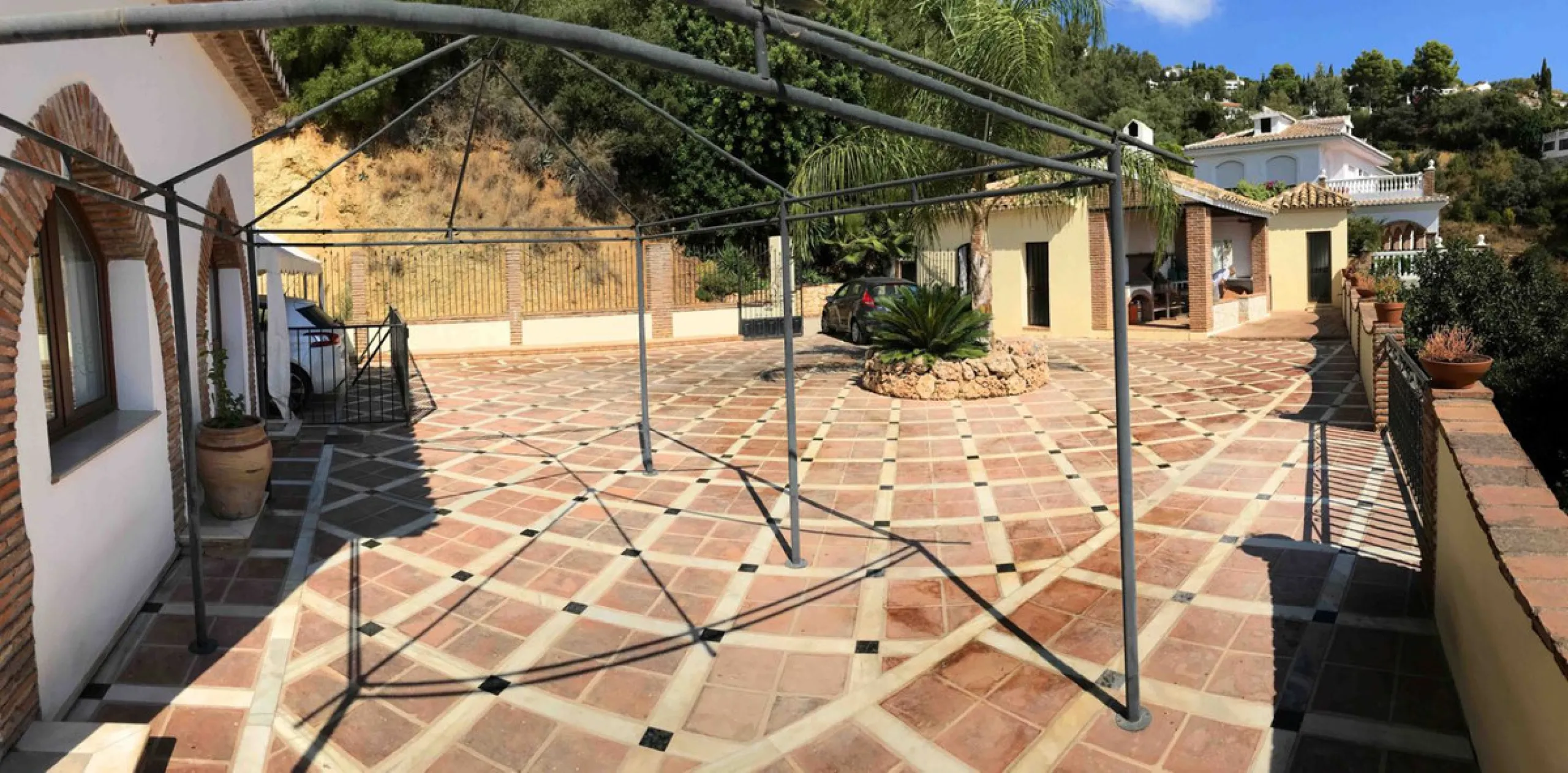 House - Detached Villa в продаже в Mijas, Málaga. В доме 4 спален и 4 ванных комнат. Площадь дома 381 м². Площадь участка 2000 м²