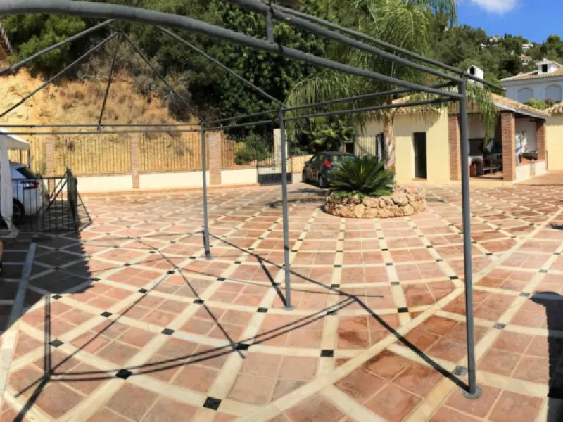 House - Detached Villa в продаже в Mijas, Málaga. В доме 4 спален и 4 ванных комнат. Площадь дома 381 м². Площадь участка 2000 м²