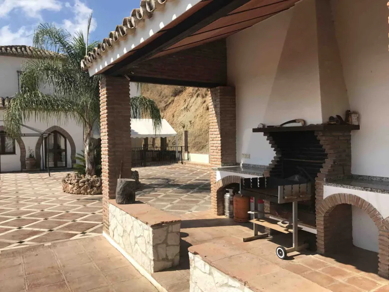 House - Detached Villa в продаже в Mijas, Málaga. В доме 4 спален и 4 ванных комнат. Площадь дома 381 м². Площадь участка 2000 м²