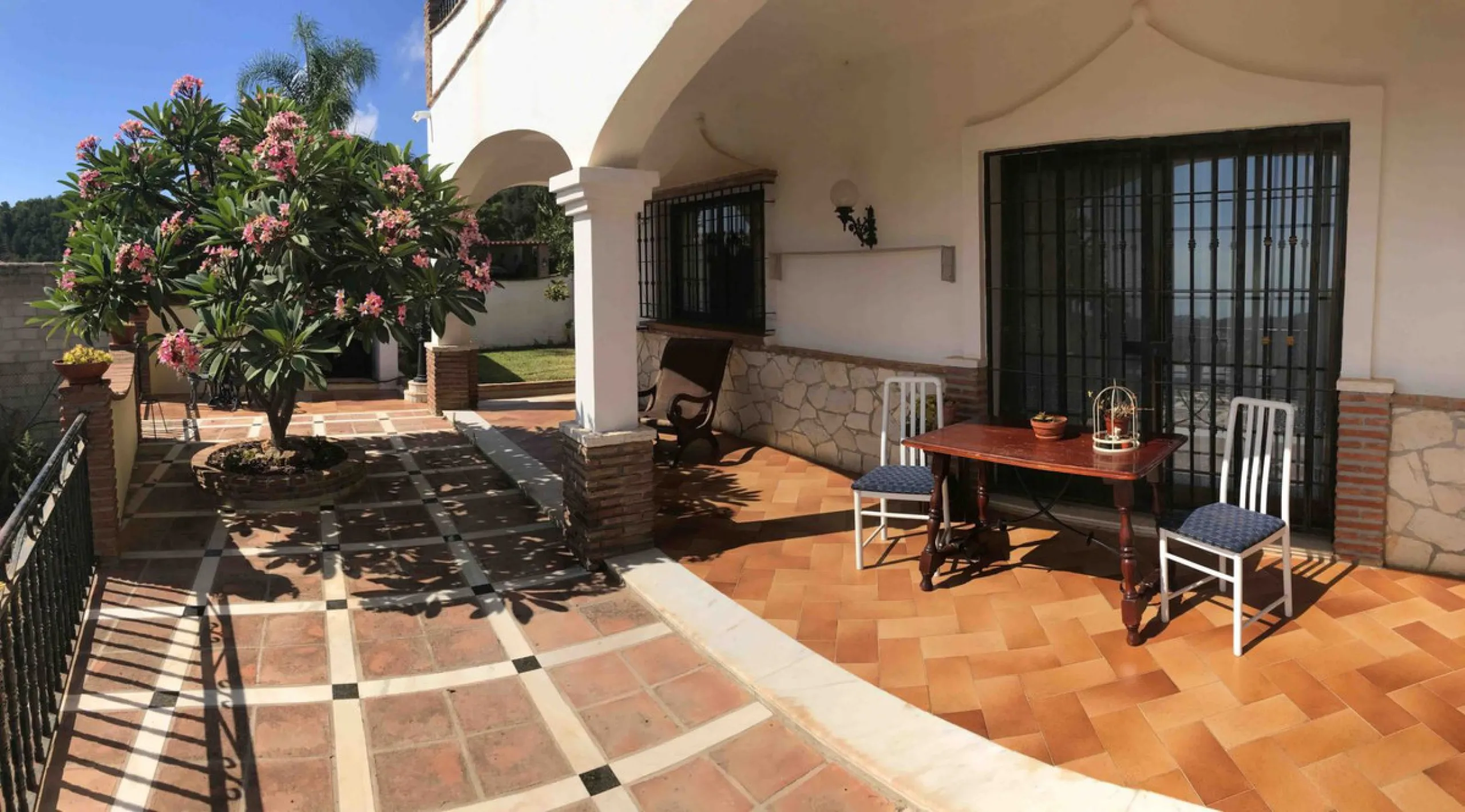 House - Detached Villa в продаже в Mijas, Málaga. В доме 4 спален и 4 ванных комнат. Площадь дома 381 м². Площадь участка 2000 м²
