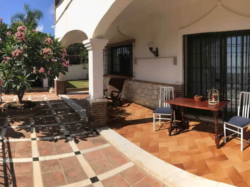 House - Detached Villa в продаже в Mijas, Málaga. В доме 4 спален и 4 ванных комнат. Площадь дома 381 м². Площадь участка 2000 м²