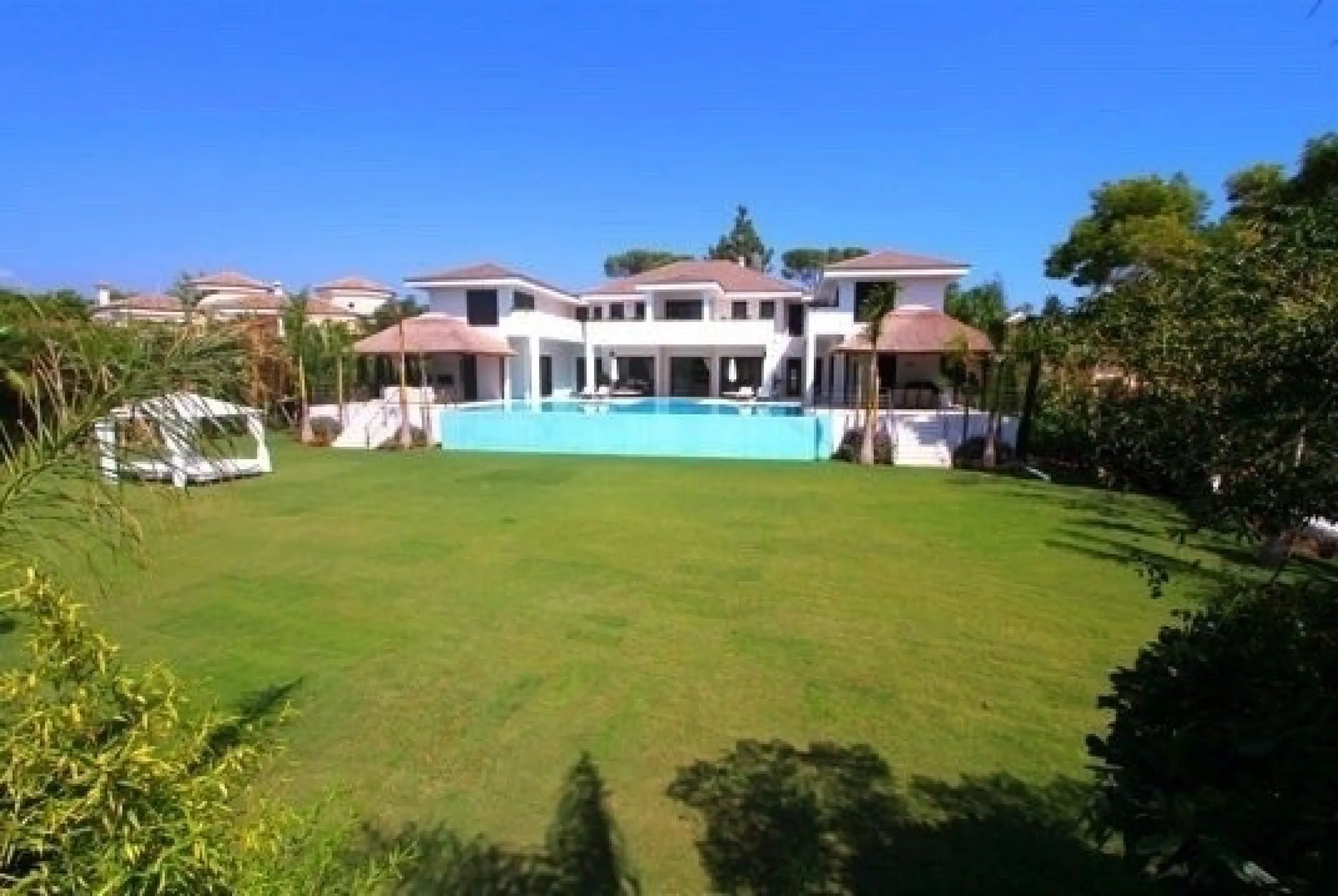BREATHTAKING VILLA FOR SALE IN GUADALMINA BAJA