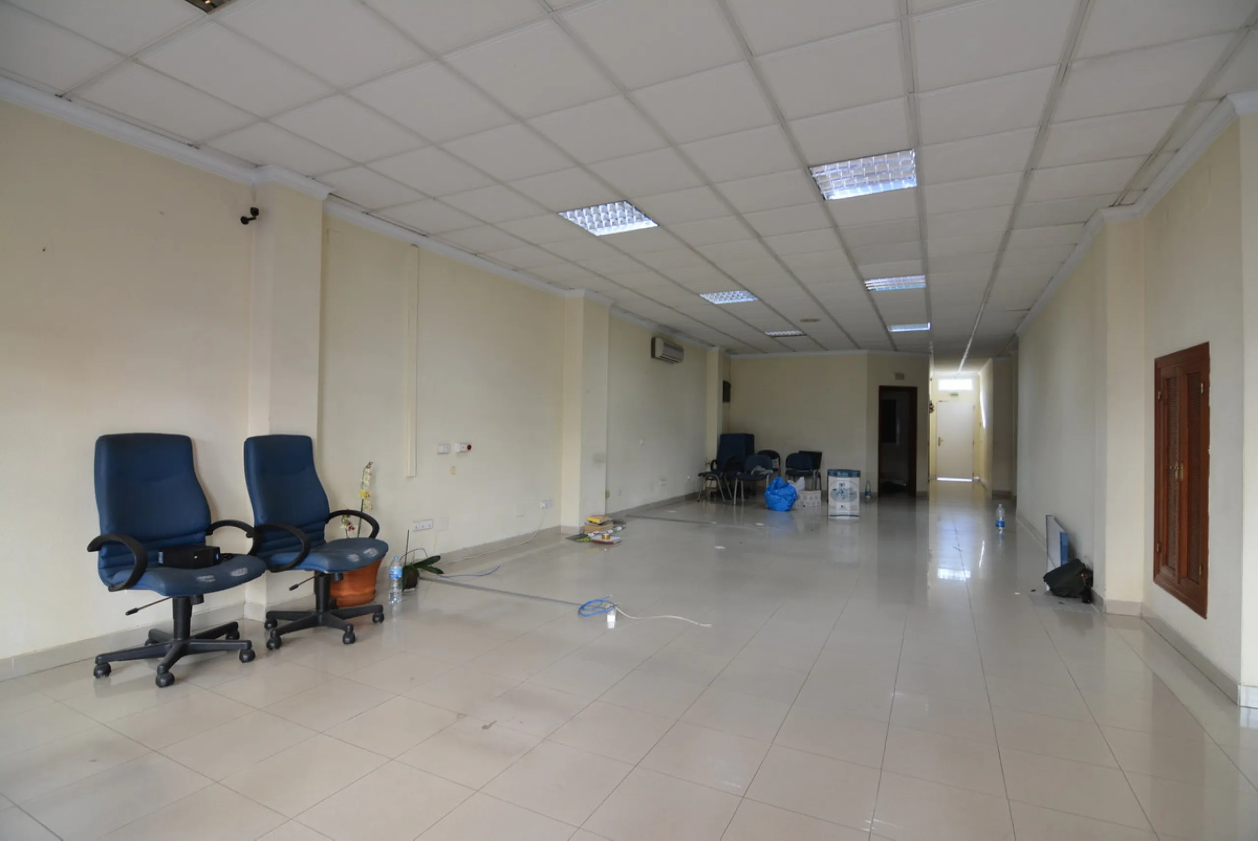 Rent or sell large local distributed in 328 meters all on one floor.