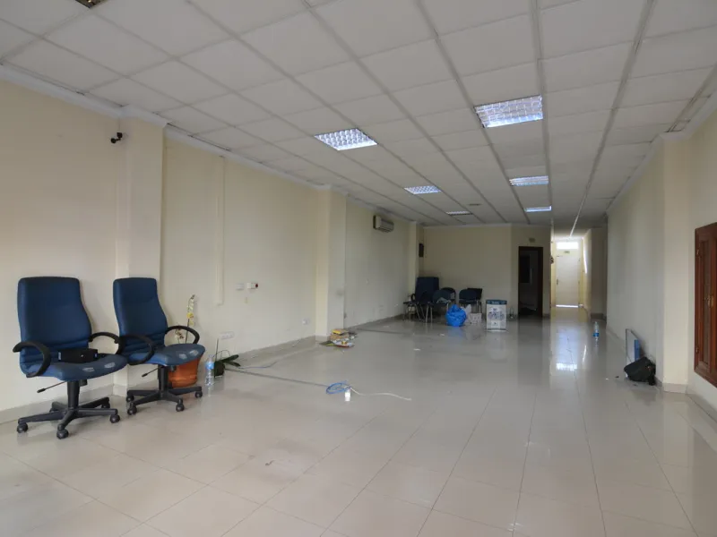 Rent or sell large local distributed in 328 meters all on one floor.