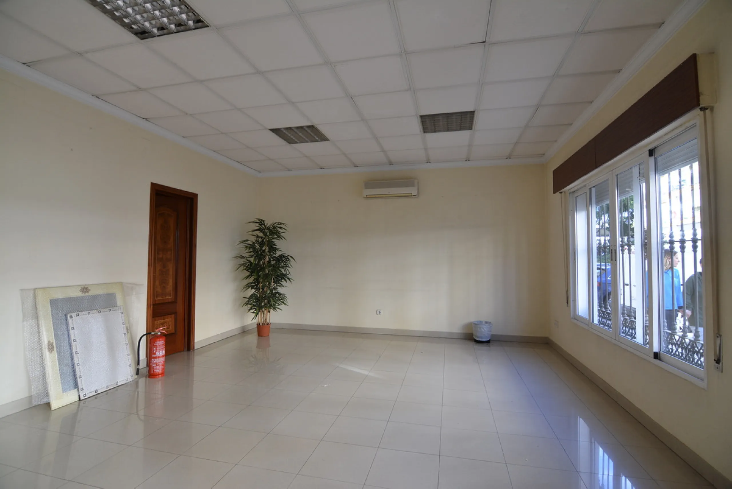 Rent or sell large local distributed in 328 meters all on one floor.