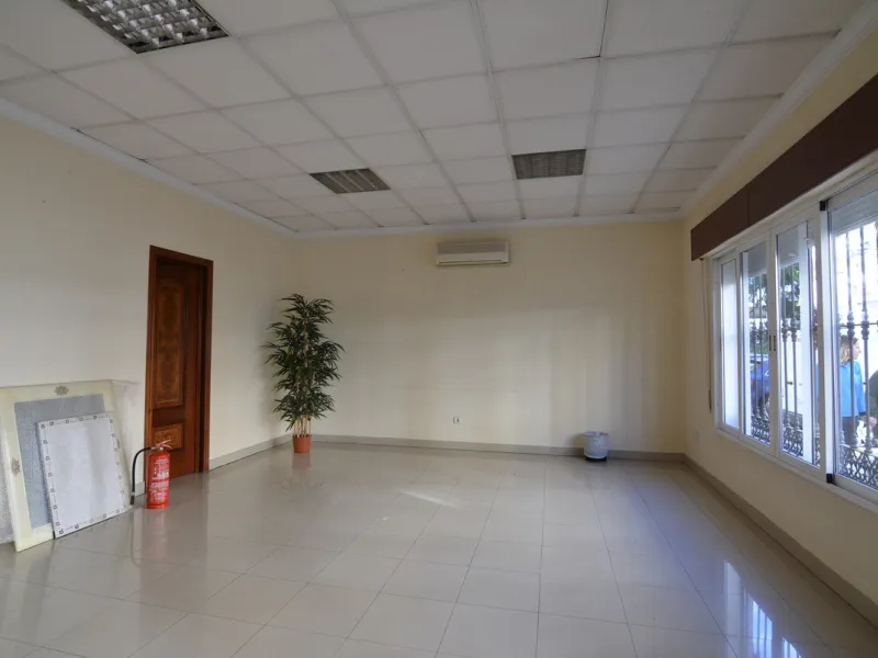 Rent or sell large local distributed in 328 meters all on one floor.