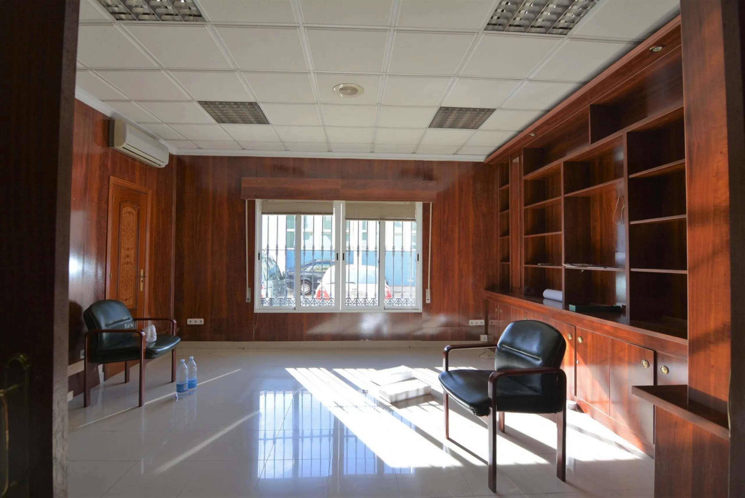Rent or sell large local distributed in 328 meters all on one floor.