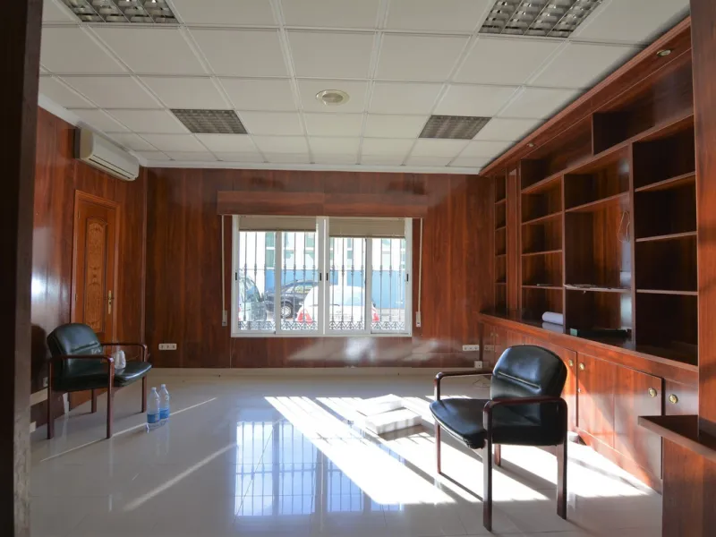 Rent or sell large local distributed in 328 meters all on one floor.