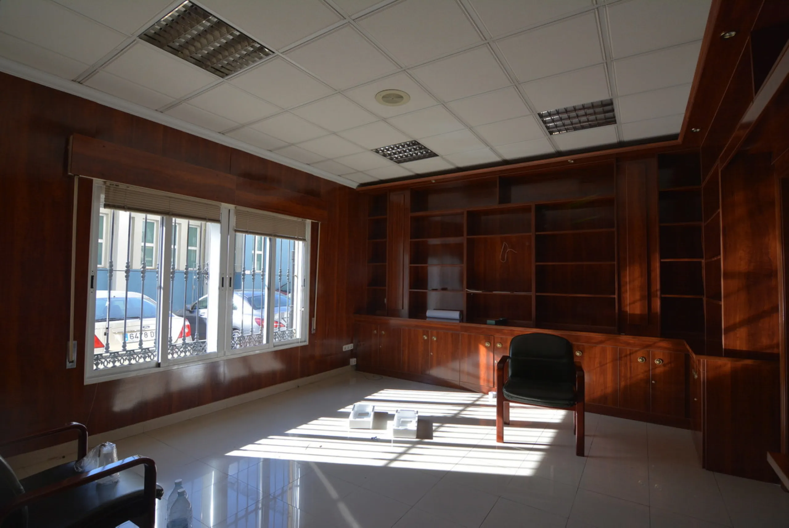Rent or sell large local distributed in 328 meters all on one floor.