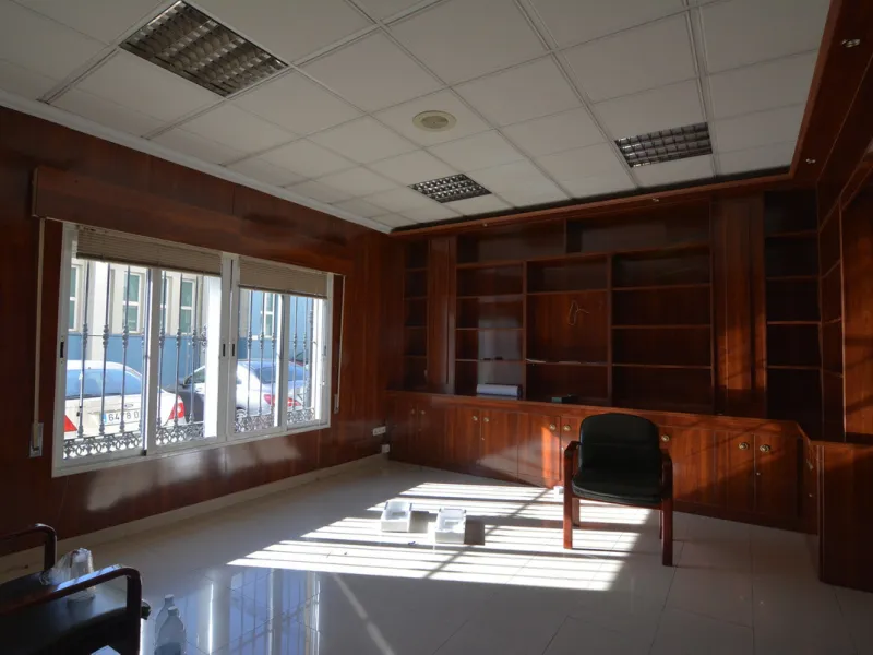 Rent or sell large local distributed in 328 meters all on one floor.