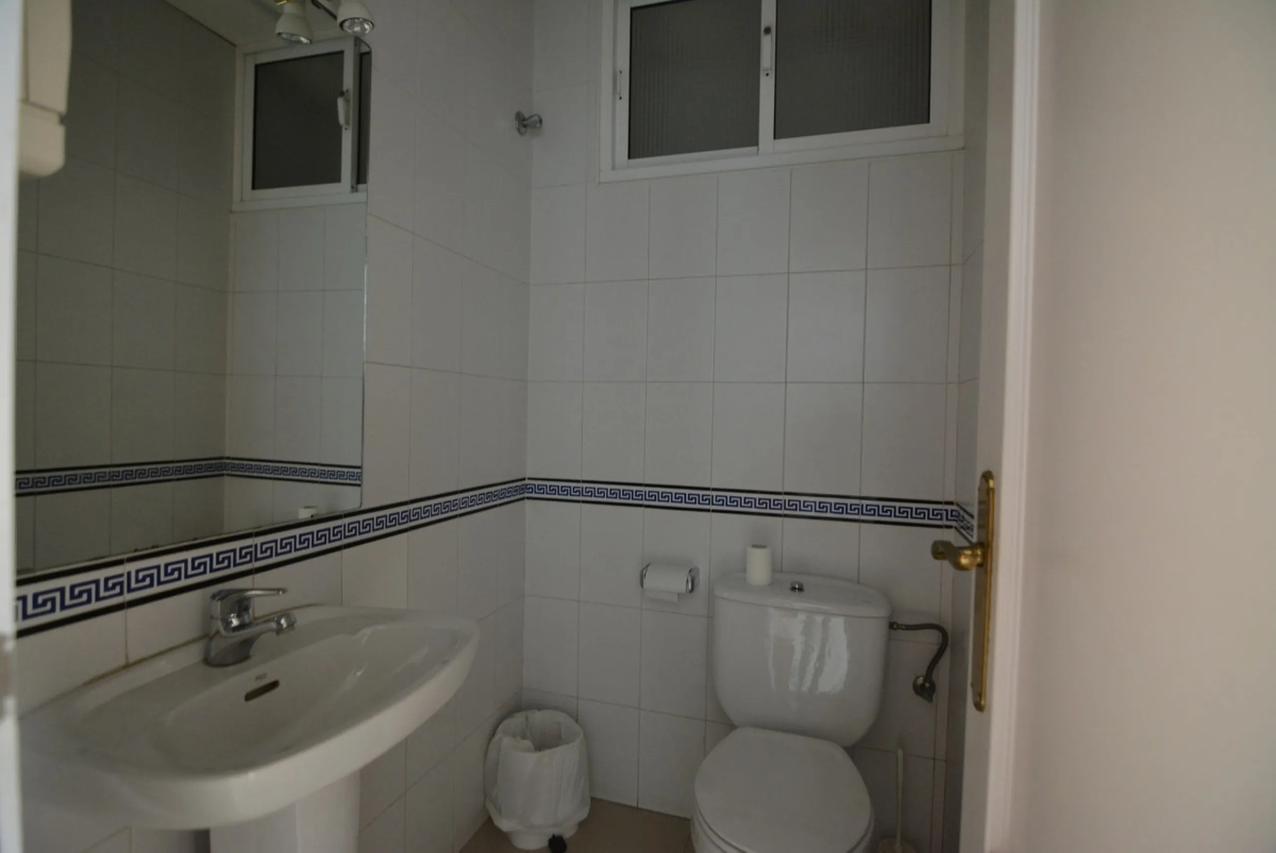 Rent or sell large local distributed in 328 meters all on one floor.