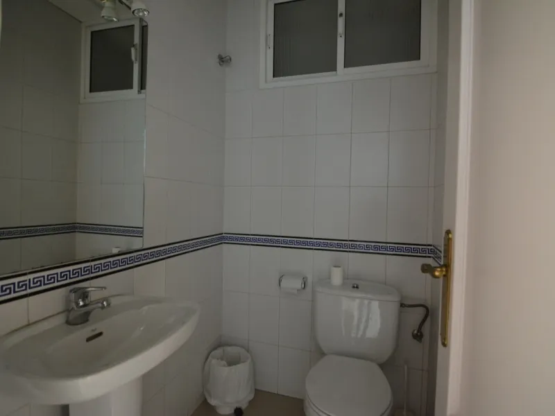 Rent or sell large local distributed in 328 meters all on one floor.