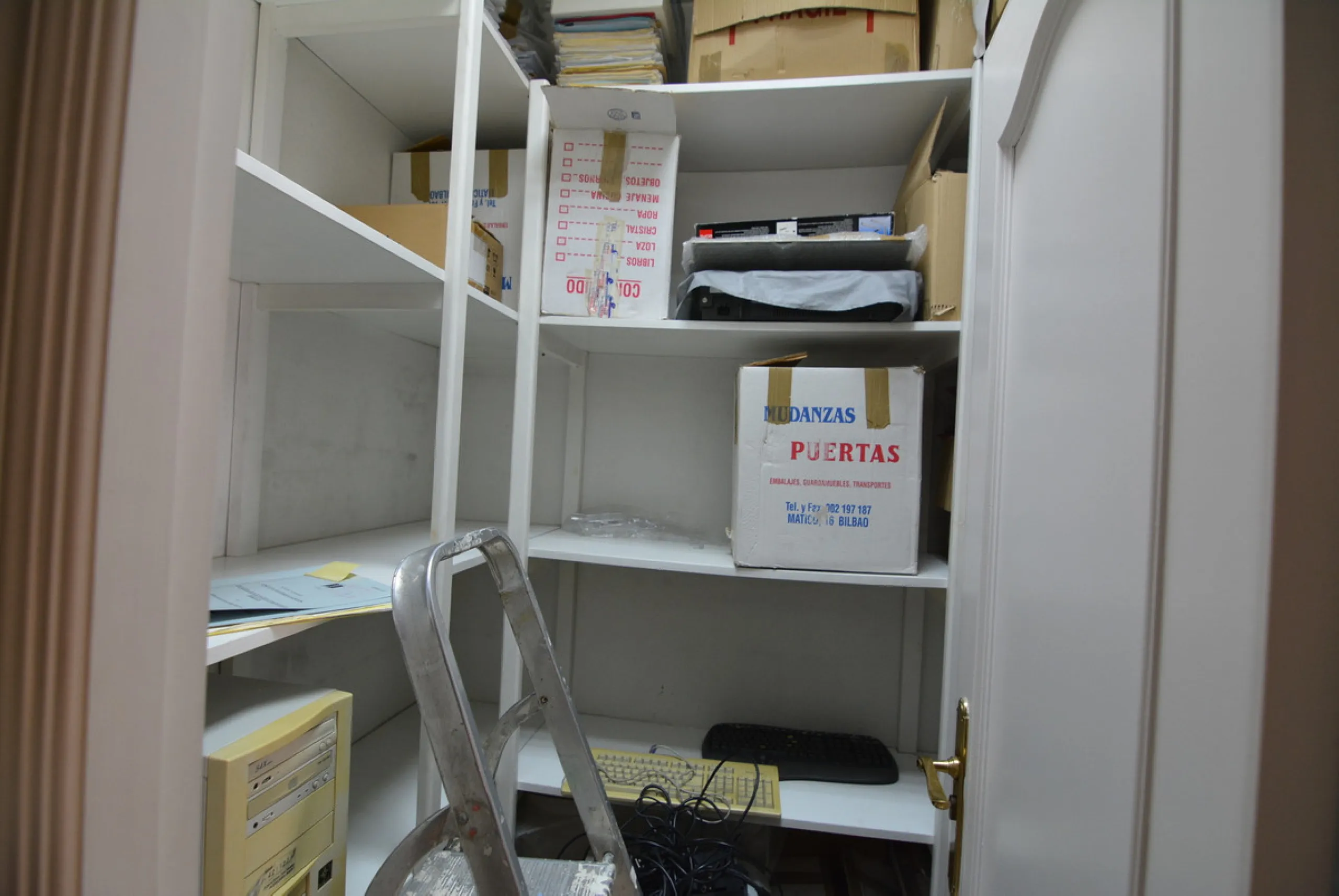 Rent or sell large local distributed in 328 meters all on one floor.