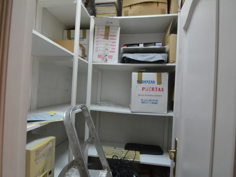 Rent or sell large local distributed in 328 meters all on one floor.