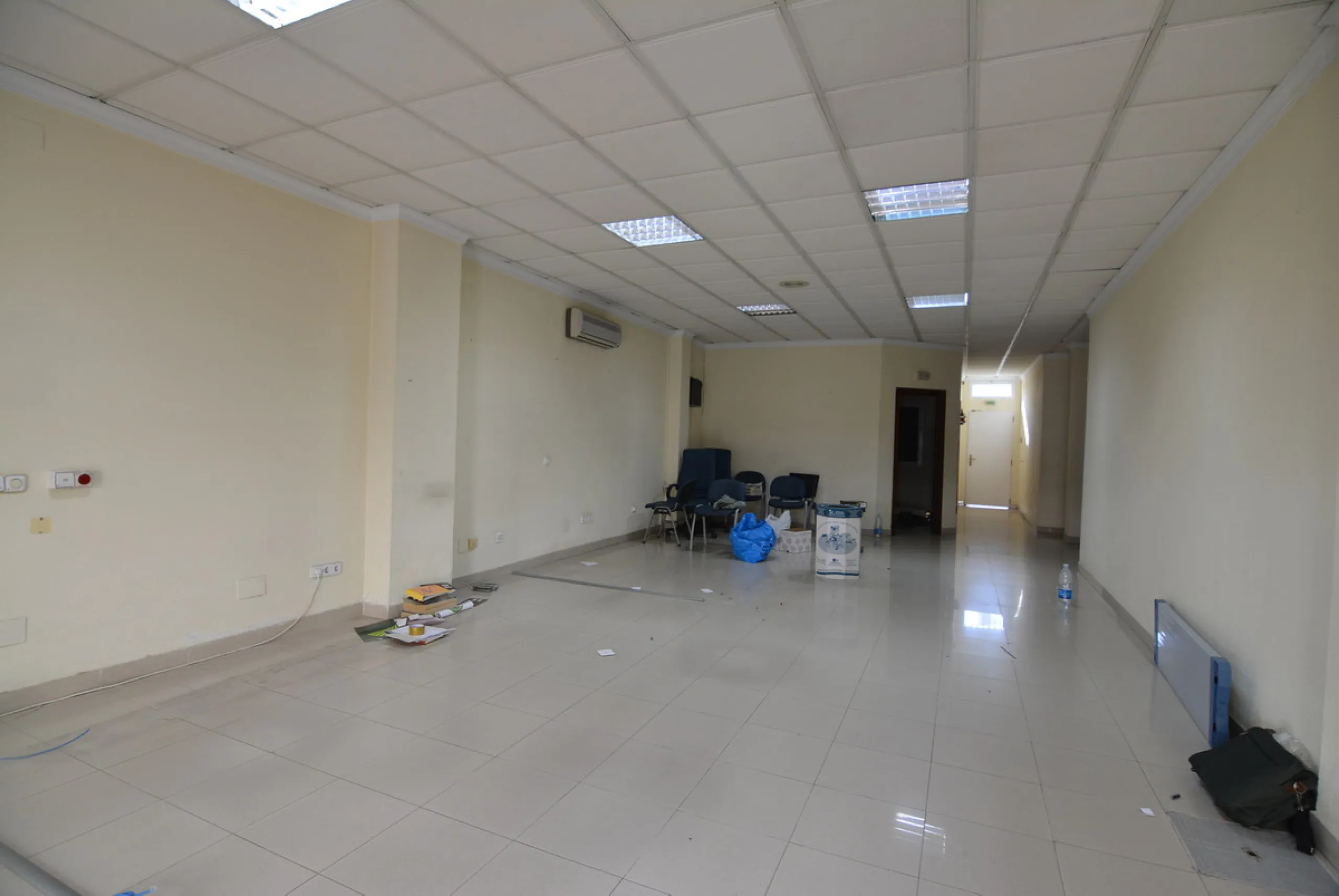 Rent or sell large local distributed in 328 meters all on one floor.