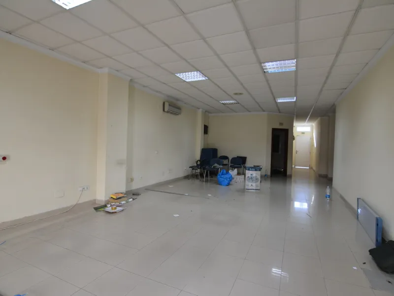 Rent or sell large local distributed in 328 meters all on one floor.