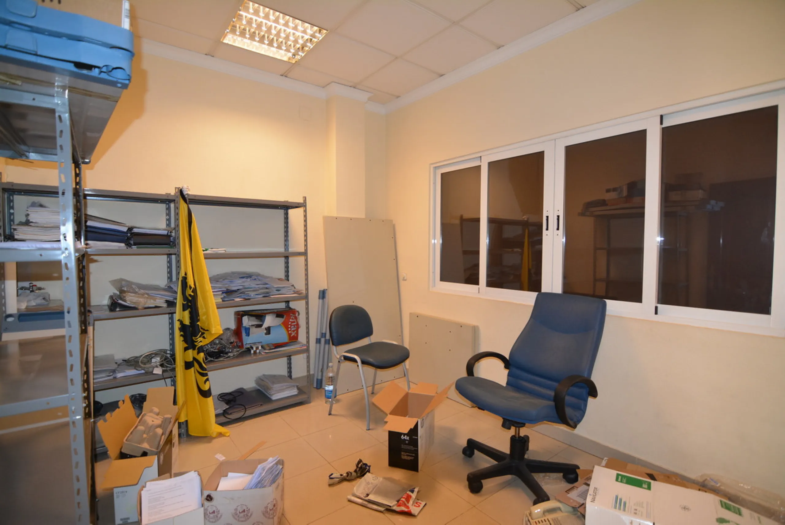 Rent or sell large local distributed in 328 meters all on one floor.