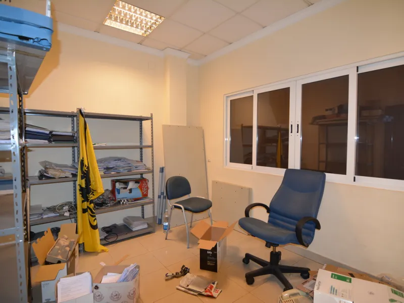 Rent or sell large local distributed in 328 meters all on one floor.